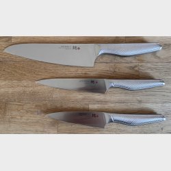 KUN 1 N 60% Avslag.Kniv sett 3 kniver: Kokkekniv 20cm, Forbrukskniv 15 cm og Grnnsakskniv 11cm.