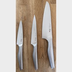 KUN 1 N 60% Avslag.Kniv sett 3 kniver: Kokkekniv 20cm, Forbrukskniv 15 cm og Grnnsakskniv 11cm.